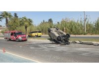 Virajı alamayan hafif ticari araç palmiyeye çarpıp takla attı: 3 yaralı