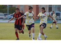 Tarsus’ta kızlar sahaya indi