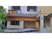 Hasarlı evin çöken balkonunun altında kalan 2 kişi öldü