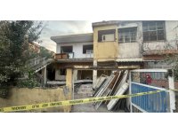 Hatay’da hasarlı evin balkonu çöktü: Baba ve oğlu hayatını kaybetti