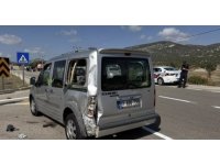 Antalya’da motosiklet ile hafif ticari araç çarpıştı: 2 yaralı