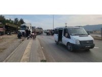 Hassa’da minibüsle çarpışan motosikletin sürücüsü yaralandı