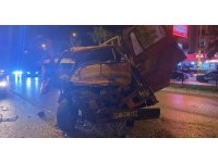 Kamyonet, park halindeki kamyona çarptı: 1 yaralı