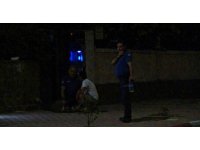 Benzin dolu şişe ile kendisini ve ailesinin içinde bulunduğu evi yakmak istedi