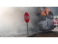 Tur midibüsü alev alev yanıp küle döndü