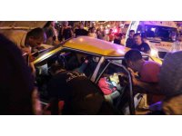 Antalya’da iki otomobilin çarpıştığı kazada vatandaşlar ve ekipler saniyelerle yarıştı: 4 yaralı