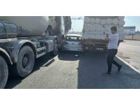 Otomobil, kamyon ve iş makinası arasında sıkıştı