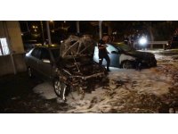 Galerinin önündeki araçları kundakladılar