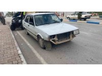Motosiklet sürücüsü önce otomobile, sonra yayalara çarptı: 3 yaralı
