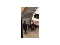 Tekerlekli sandalye ile yolun karşısına geçemedi, rampaya park eden otomobilin kırılmadık camını bırakmadı