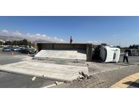 Kahramanmaraş’ta beton duvar blokları taşıyan tır yan yattı