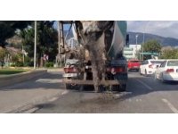 Beton mikserinin harcı karayoluna dökerek ilerlediği anlar kamerada