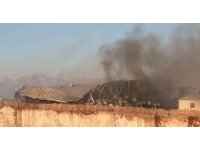 Otluk alan yangını işçilerin kaldığı yatakhaneyi kül etti: İşçiler canını zor kurtardı