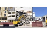 Yıkım esnasında başına moloz isabet eden işçi yaralandı