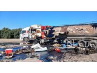 Yanan tankerden litrelerce ham petrol yola döküldü