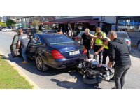 Motosiklet başka bir araca yol vermek için duran otomobilin altına girdi: 2 yaralı