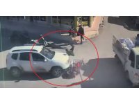 Otomobil ile çarpışan motosiklet sürücüsünün havaya uçtuğu anlar kamerada