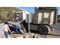 Kontrolden çıkan tır önce kaldırıma ardından motosiklete çarptı: 1 yaralı