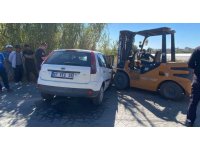 Serik’te forklift otomobilin motoruna saplandı, otomobil sürücüsü yaralandı