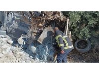 Zeytin bahçesine uçan otomobildeki 5 kişi yaralandı