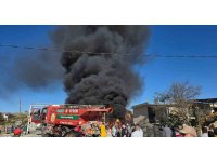 Lastikçide başlayan yangın 3 bin balya samanı küle çevirdi