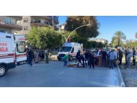 Otomobil, orta refüjdeki yaya geçidini kullanan akülü motosiklete çarptı: 2 yaralı