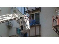 Antalya’da pencereden sarkan genç, ekiplere ecel teri döktürdü