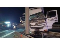 Tır köprülü kavşak bariyerlerine çarptı, sürücü yaralandı