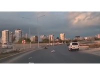 Motosiklet refüje çarptı: 2 yaralı