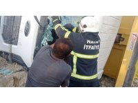 Devrilen hafriyat kamyonundaki 2 kişi yaralandı