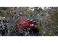 Isparta’da şarampole yuvarlanıp takla atan araçtan yaralanmadan çıktılar