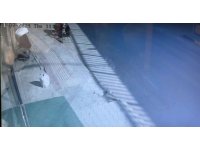 Kaldırımda yürüdüğü esnada kaşla göz arasında cep telefonunu çaldı: O anlar kamerada