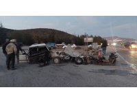 Burdur feci kaza: 6 kişi yaralandı, Tofaş otomobil ikiye bölündü