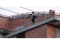 İnşaatın çatısına çıkan kadın, ekiplere ve ailesine ecel terleri döktürdü