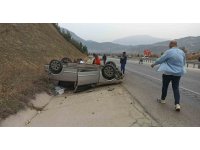 Yağmurlu havada kontrolden çıkan otomobil takla attı: 2 yaralı