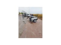 Direğe çarpan Fiat Tofaş otomobil ikiye bölündü, sürücü yaralandı