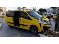 Otomobillerin hurdaya döndüğü kazayı burunları bile kanamadan atlattılar