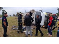 Eşya yüklü kamyonet takla attı, savrulan eşyaları sahipleri topladı