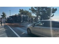 Devrilen tırın sürücüsü yaralandı