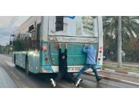 Halk otobüsü arkasına takılan patenli çocukların tehlikeli yolculuğu