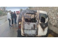 Antalya’da kuruyemiş yüklü araç alev alev yanarak küle döndü