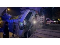 Sürücü fren yerine gaza basınca beton korkulukları yıkan araç bahçe duvarında asılı kaldı