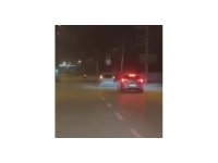 Akan trafikte camdan aracın üzerine çıkıp dans etti