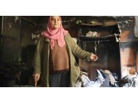 Karanlıkta kalmamak için yaktığı mum yangın çıkardı, yaşlı kadın emekleyerek kaçıp kurtuldu
