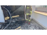 Hasarlı binadaki daire alevlere teslim oldu