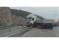 Bariyerlere çarpan tır makaslayarak trafiğin aksamasına neden oldu
