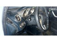 Park halindeki otomobilin motoru alev aldı, geriye demir yığını kaldı