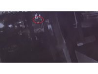 Takla atan araçtan gençleri yola savuran kaza güvenlik kamerasında