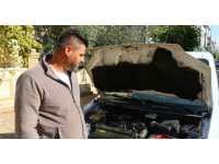 Aracın motoruna giren fareyi konuşarak ikna etmeye çalıştı