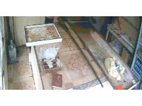 Kızgın pekmezi başından aşağı döktü, o anlar kamerada